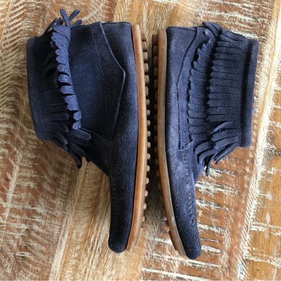 Minnetonka Double Fringe Side Zip Kids Boots - Picture 5 of 7